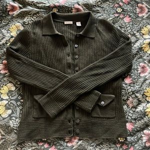 Light Collared Sweater with Button Pockets